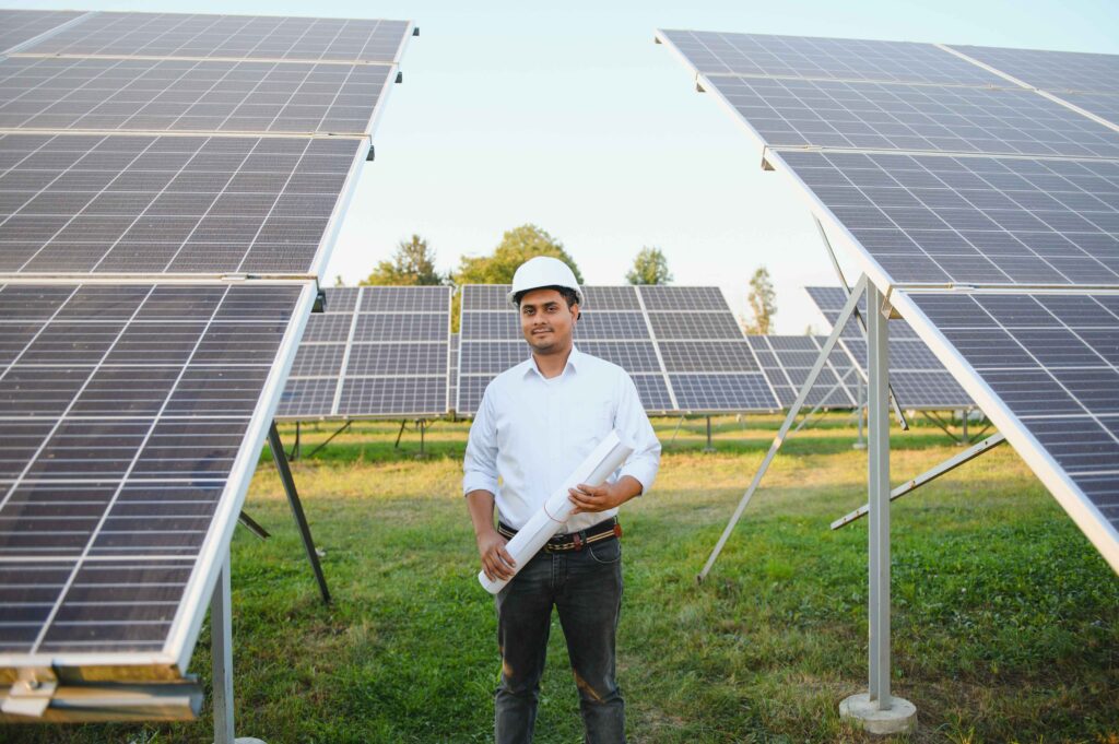 Seorang engineer yang membina solar panel 